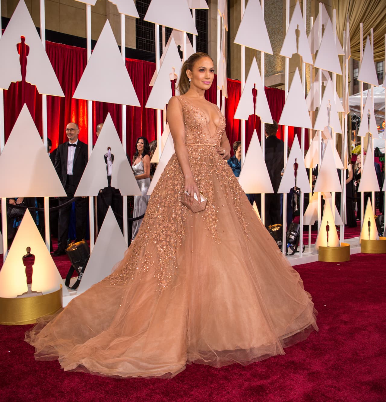 Este diseño color 'nude', cuenta con una cola similar a la de un vestido de novia y pedrería bordada en la parte superior. No podemos omitir el pronunciado escote que coronó este atuendo como uno de los mejores de la noche.