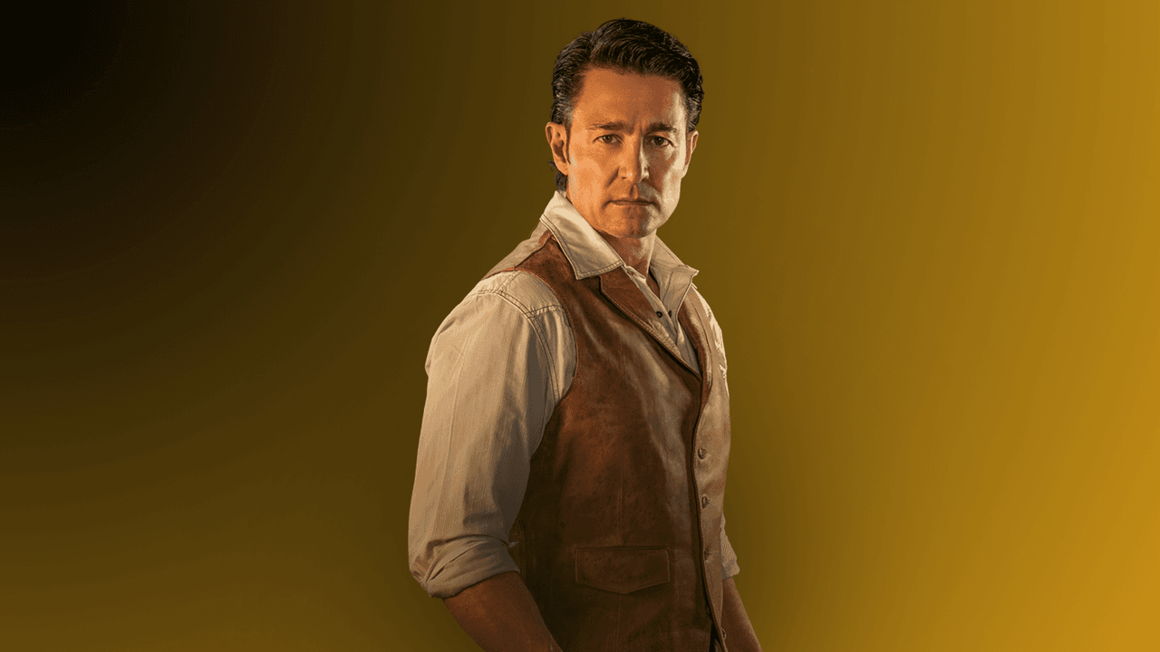 Fernando Colunga es Leonel Carranza, el dueño de la Hacienda Montoro. Aunque alguna vez fue un hombre amable, el abandono de su esposa lo transforma en una figura temida y sin corazón.