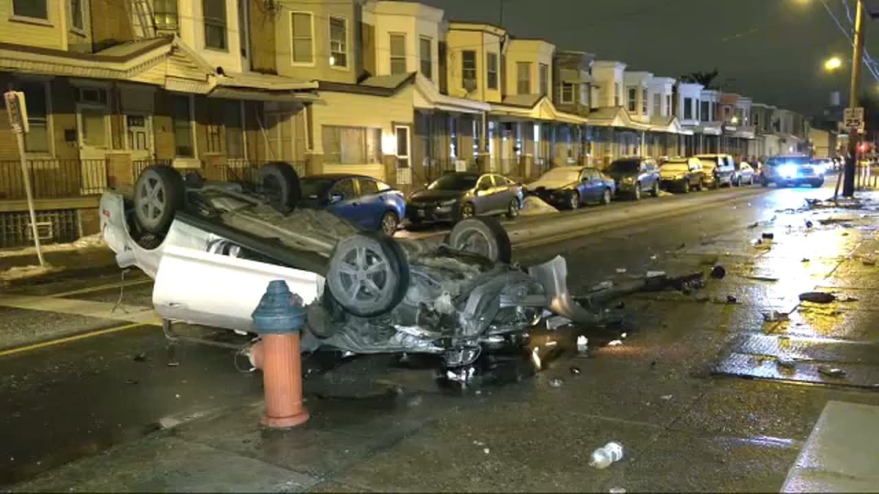 El conductor fue trasladado en ambulancia al hospital por múltiples lesiones y la Policía dijo que está pendiente que se le presenten cargos.