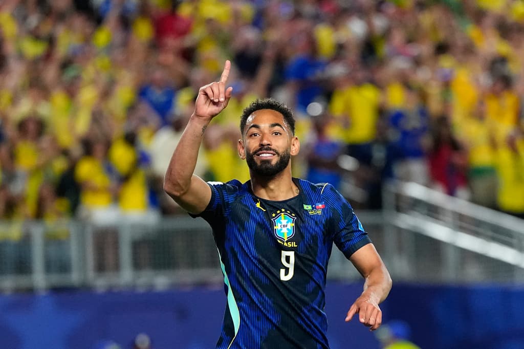 Matheus Cunha celebra su primer gol en el encuentro; con esto Brasil abre el marcador.