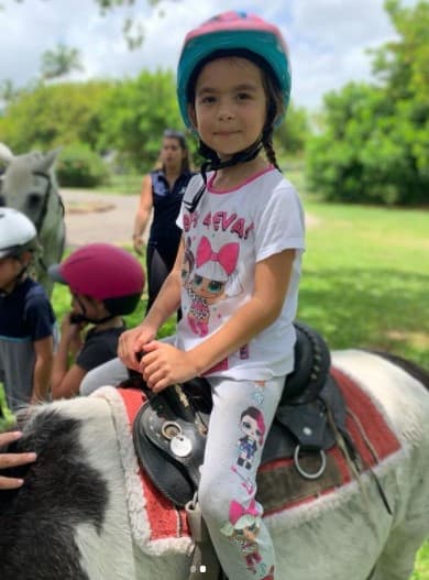 Esta pequeñita es amante de los animales, la naturaleza, el baile y le encanta pasar el tiempo en la alberca o el mar.