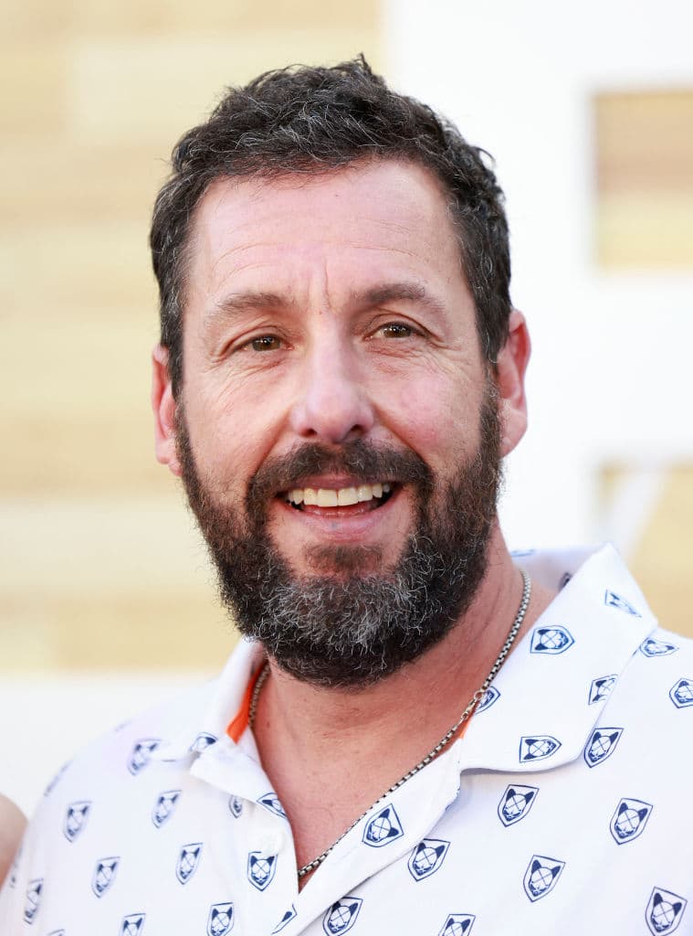 Sandler actuó en 'Como si fuera la primera vez' a sus 37 años y ahora, a sus 55, decidió darle un giro a su carrera con papeles más atrevidos y cero cómicos, como en las producciones de Netflix 'Diamantes embrutos' y 'Garra'. Además, también es un exitoso productor y escritor de cine.