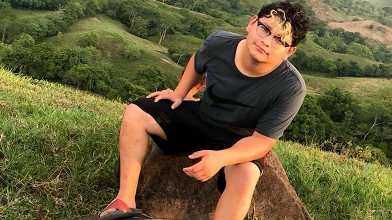 "Le dio en el corazón": joven hispano muere por disparo de policía, su madre pide respuestas