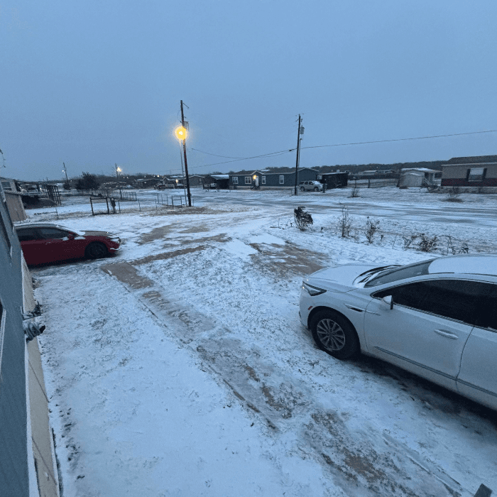 La tormenta invernal trajo una densa capa de nieve que cubrió la ciudad y varias zonas del centro de Texas.
<br>
<br>Usuarios de Univision enviaron las imágenes de cómo vivieron la primer nevada del 2025.