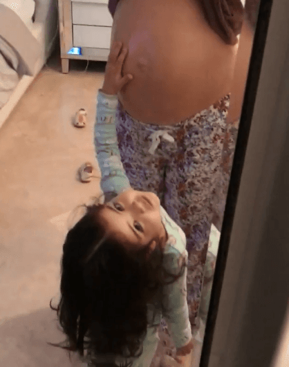 La pequeña llama a su hermanito "frijoles". Aunque ese bebé ya dejó de ser un frijolito desde hace algunas semanas.