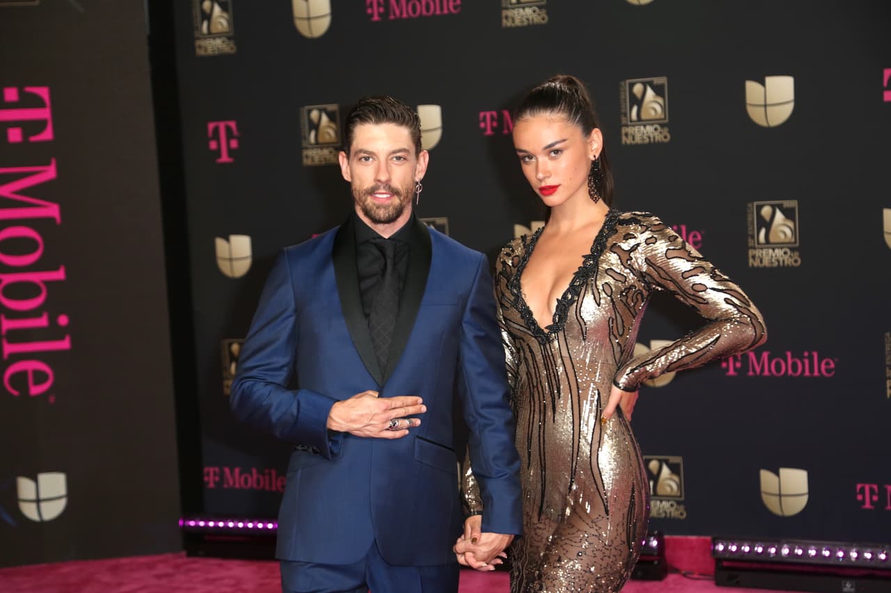 El español Adrián Lastra, quien ese año fue participante de Mira Quién Baila, con su guapa novia Clara Chaín.