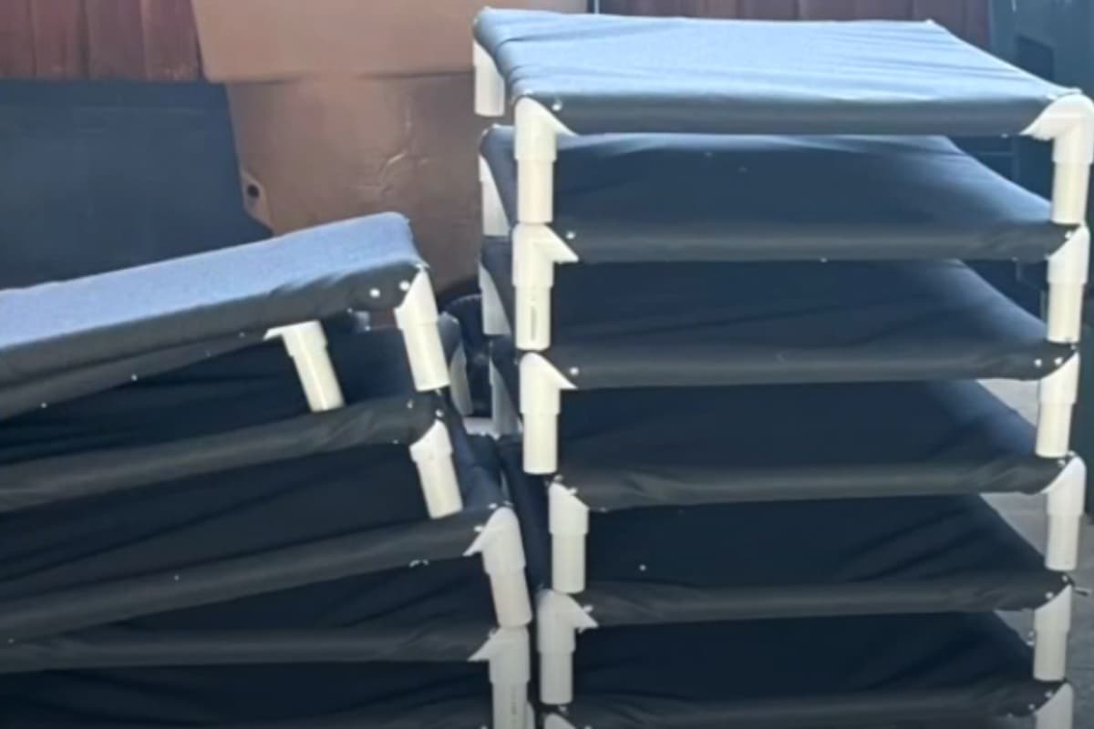 Las camitas fueron elaboradas con tubos PVC, lonas y otros materiales para que los animalitos puedan dormir más cómodos, ya que algunos de ellos pasan el tiempo en el suelo, porque el refugio vive de los donativos de las personas.