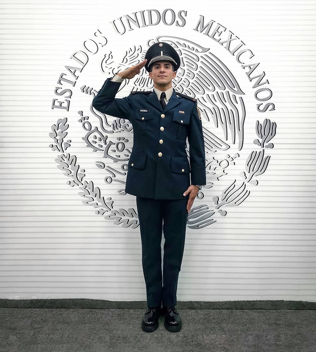 El rango de subteniente representa "el primer eslabón como oficial en la cadena de mando", le explicó a sus seguidores de Instagram mientras se mostraba honrado por portar el uniforme "y con ello esta responsabilidad".