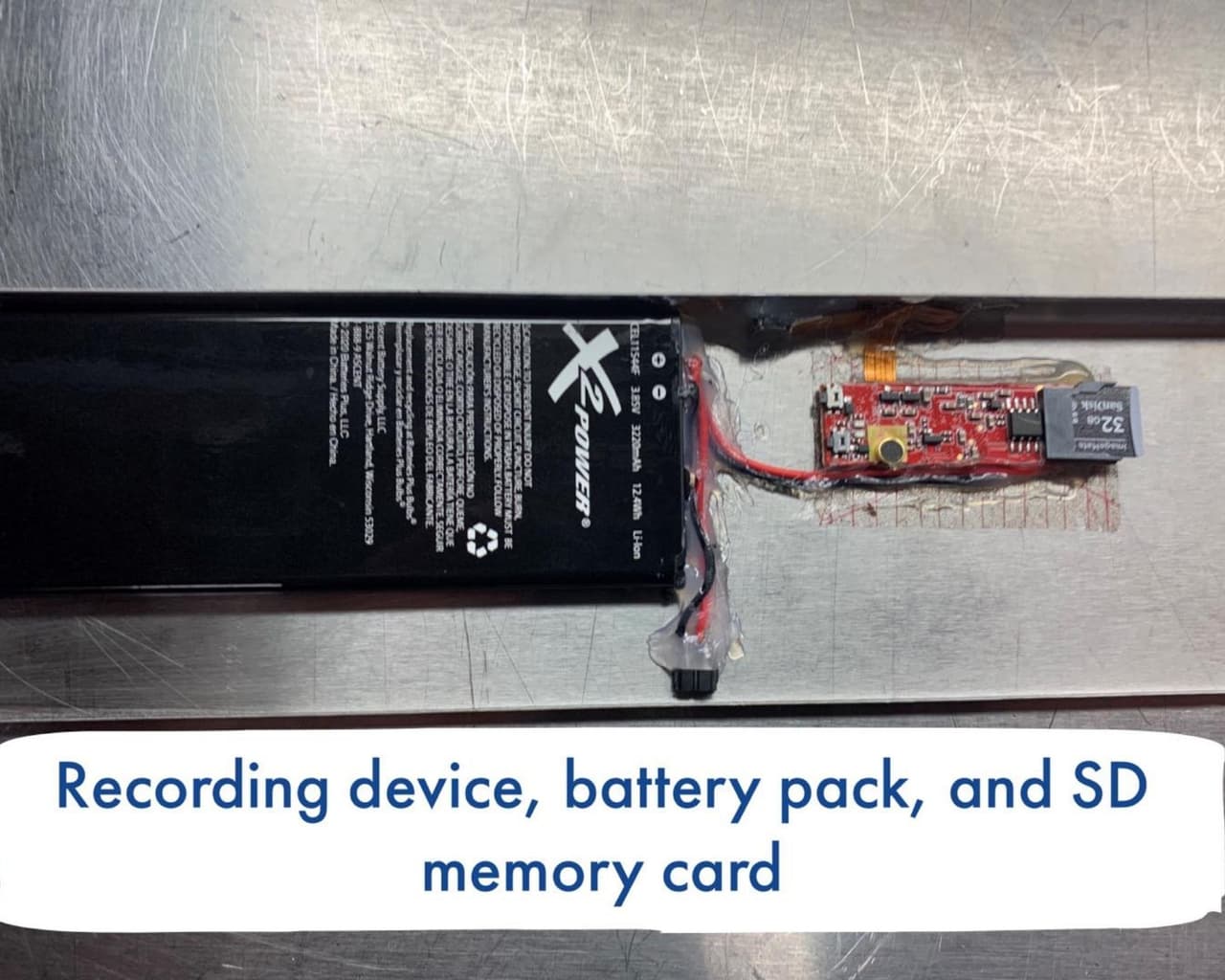 El dispositivo también tenía un circuito, una memoria SD para almacenar los datos y una batería.
<br>