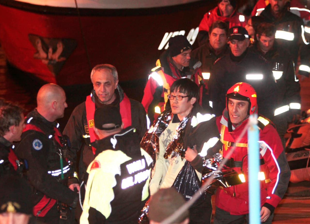 Un turista surcoreano al momento de ser rescatado del Costa Concordia, dos días después de la colisión. La evacuación comenzó más de una hora después del choque, cuando los botes salvavidas de un lado estaban inutilizables.
<br>
<br>En la tragedia perdieron la vida 32 personas y 4,197 fueron rescatadas con vida. Italia conmemora la fecha con una serie de eventos, entre ellos una vigilia en la isla de Giglia a la hora exacta del choque: las 9:45 de la noche.