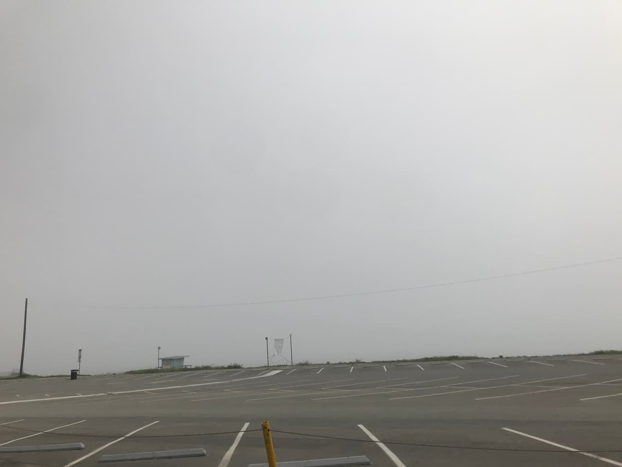 La prohibición de accesos obedece a las órdenes de 
<a href="https://www.univision.com/local/los-angeles-kmex/autoridades-reiteran-llamado-al-distanciamiento-social-en-medio-de-emergencia-por-el-coronavirus-video">distanciamiento social</a> impuesta para frenar los contagios de 
<a href="https://www.univision.com/temas/coronavirus">coronavirus </a>en el condado de Los Ángeles.