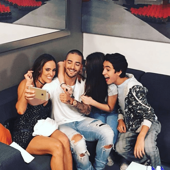 Sebastián Poza, hijo de Mayrín Villanueva y Jorge Poza, no se resistió a compartir en sus redes sociales el momento donde consiguió una selfie al lado del reggaetonero Maluma.