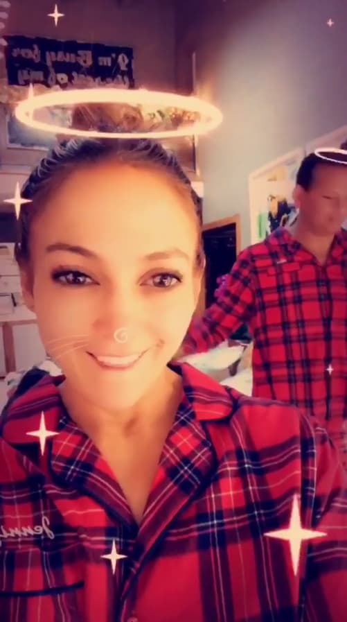 La también actriz compartió algunos videos en sus historias de Instagram para desearles feliz Navidad a sus seguidores, y no dejó de bailar a ritmo de canciones navideñas.