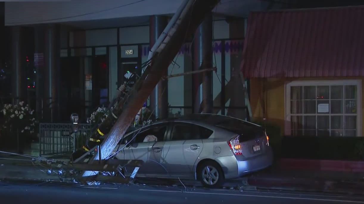 Hombre en aparente estado de ebriedad se estrella contra un poste y deja sin luz a varios hogares