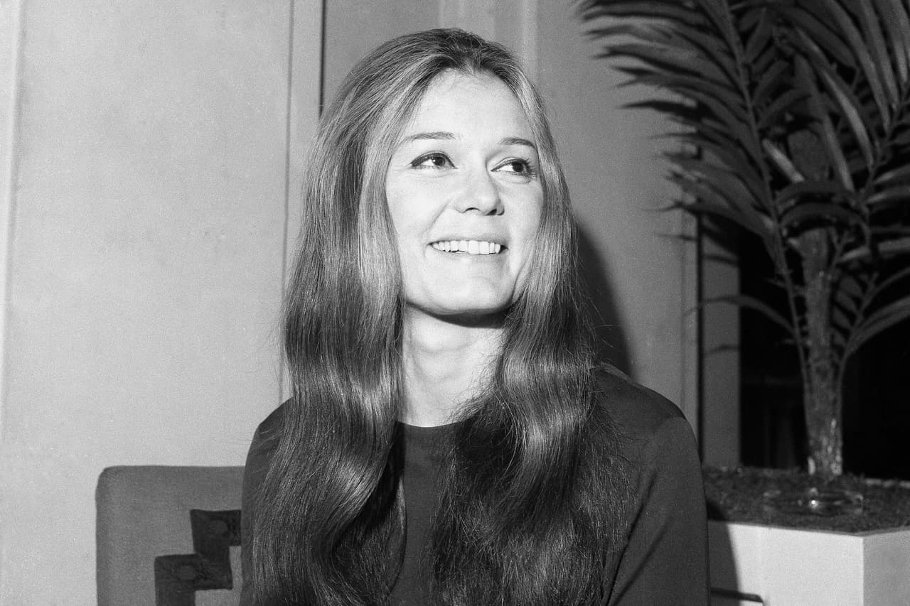 Para llegar hasta allí, Steinem había recorrido un largo camino. En 1956, recién graduada con honores del Smith College, tomó una beca Chester Bowles que la llevó a India. Durante dos años escribió para publicaciones del país y conoció el activismo inspirado en Gandhi.