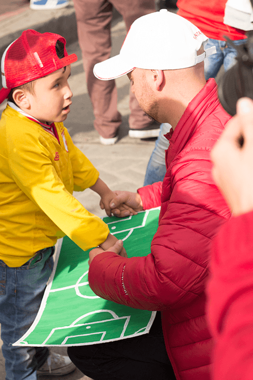 Juan Sebastián (izquierda) está aprendiendo a interpretar el tablero de César, del mismo modo que aprendió José Richard hace un par de años. El niño es la compañía especial para el clásico capitalino, Santa Fe vs. Millonarios.