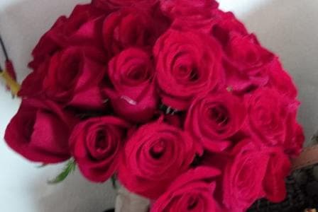 El ramo de rosas rojas coordinaban con el prendido que llevaba el novio en su atuendo de traje charro.