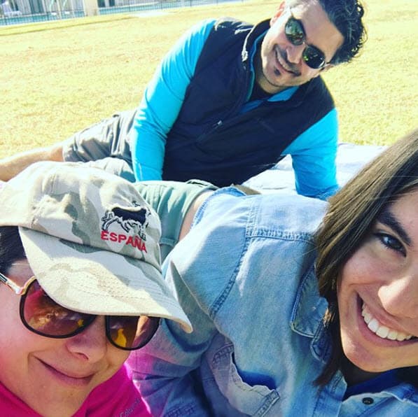 Los tres viven en Los Ángeles, California.