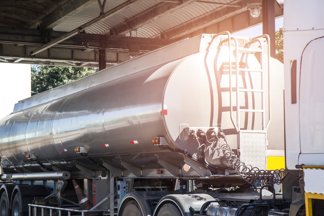 <b>No cargues combustible cuando el depósito general sea rellenado</b>
<br>Cuando veas que el camión tanquero de gasolina está rellenando el depósito de la estación de servicio, es mejor que busques otra gasolinera o regreses más tarde. Cada que se realiza esta acción se remueven cientos de impurezas en el depósito y si en ese momento decides cargar combustible es probable que algunas de ellas vayan a parar a tu tanque.
