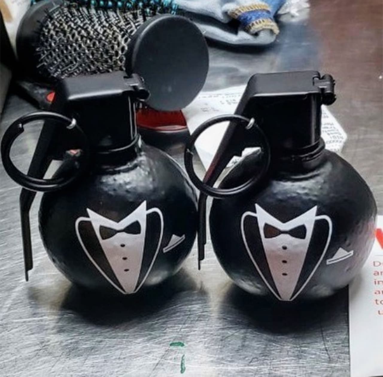 <b>4. Granadas vestidas de smoking.</b> “Sabemos que no pasó así pero queremos imaginar que el novio arrojó estas granadas desactivadas y bien vestidas a sus amigos solteros en la boda, así como la novia lanzó el ramo de flores a las solteras”,
<a href="https://www.instagram.com/p/BmwrDzwnZjb/?utm_source=ig_web_copy_link" target="_blank">se lee en el post de Instagram de TSA </a> de agosto de 2018. Fueron encontradas en el Aeropuerto Internacional Newark Liberty de Nueva Jersey.