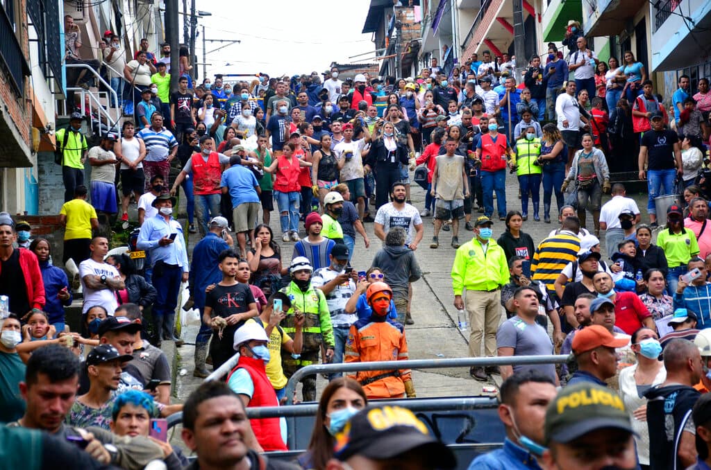 Los lugareños dijeron a medios locales que varias viviendas fueron sepultadas porque se desprendió un talud y que algunas construcciones fueron arrastradas hasta el río Otún, que atraviesa Pereira y está actualmente desbordado.
<br>
