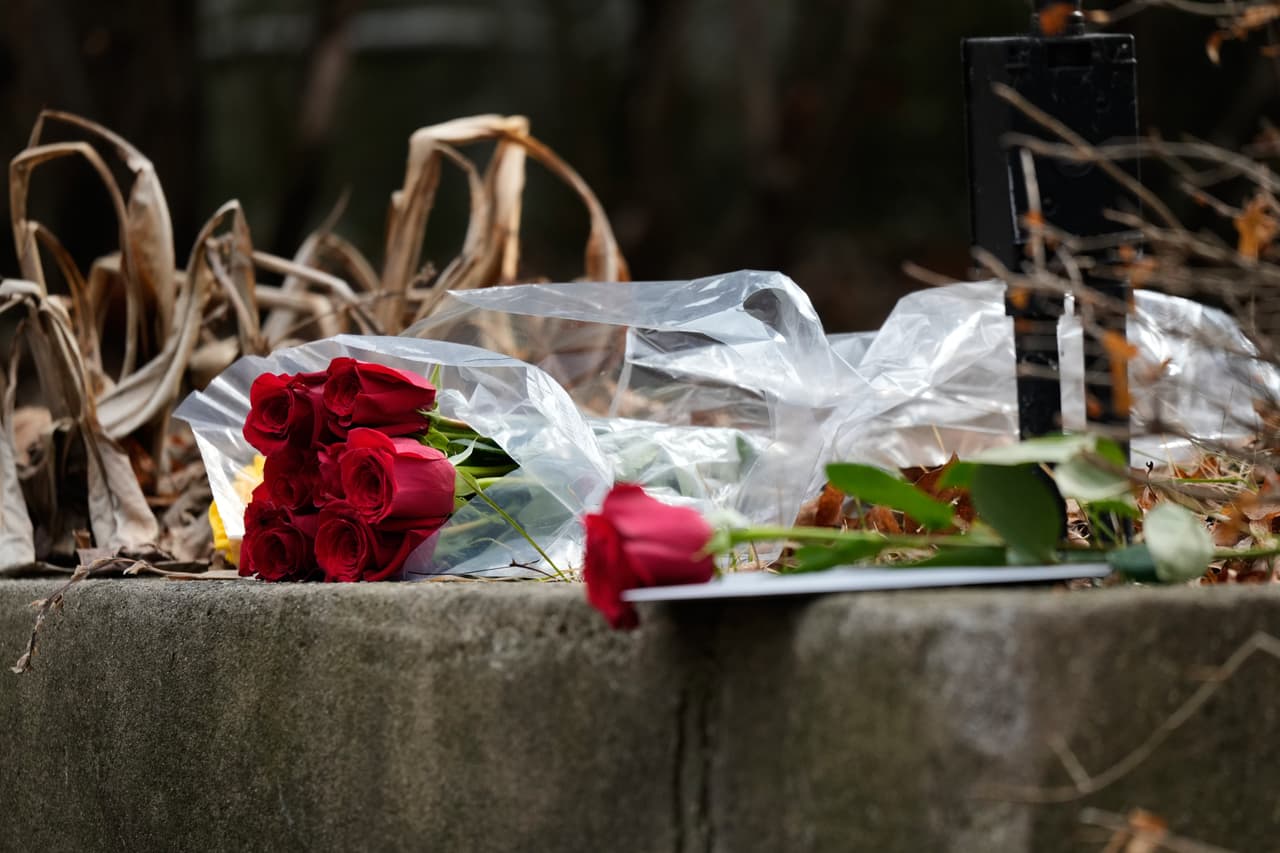 Uno de los amigos cercanos de Jackson es el padre Michael Pfleger, amigo cercano del reverendo,
<b> pasó la noche rezando con la familia.</b> Recordó las marchas, los arrestos compartidos y las conversaciones sobre justicia social.
<br>
<br>“Marchamos juntos, fuimos encarcelados juntos, defendimos el Dan Ryan juntos, y anoche tuve el privilegio de orar con él y la Sra. J antes de que nos dejara. Somos mejores porque él vivió. Bienvenido a casa, Reverendo”, dijo.