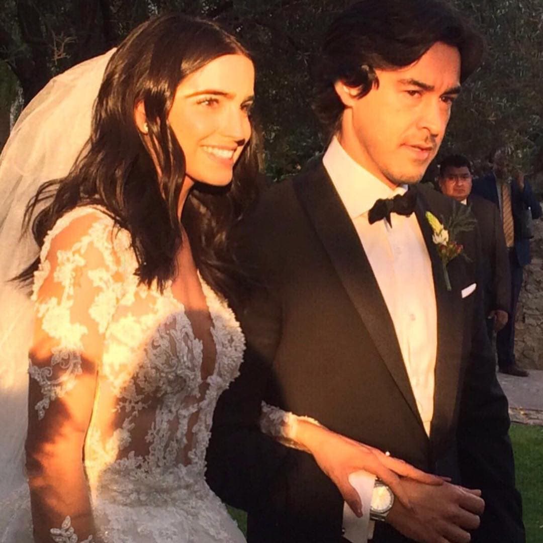 <a href="https://www.univision.com/famosos/sueno-cumplido-barbara-de-regil-le-dio-una-sorpresa-de-amor-a-una-pequena-de-9-anos-enferma-de-leucemia-video"><b>La actriz</b></a> comentó que aunque contrajo nupcias con el empresario en 2017, entre ellos existe una promesa para renovar sus votos, así lo explicó De Regil en 
<a href="https://www.youtube.com/watch?v=wLChZwxDDPA" target="_blank">declaraciones</a> transmitidas este martes por el show 'Venga la alegría'.
<br>