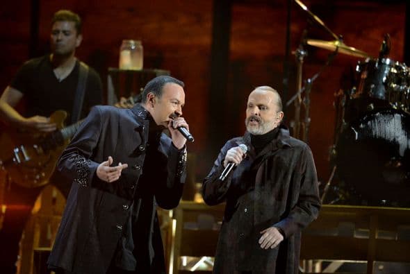 Miguel Bosé y Pepe Aguilar compartieron el escenario para cantar 'Siempre en Mi Mente'.