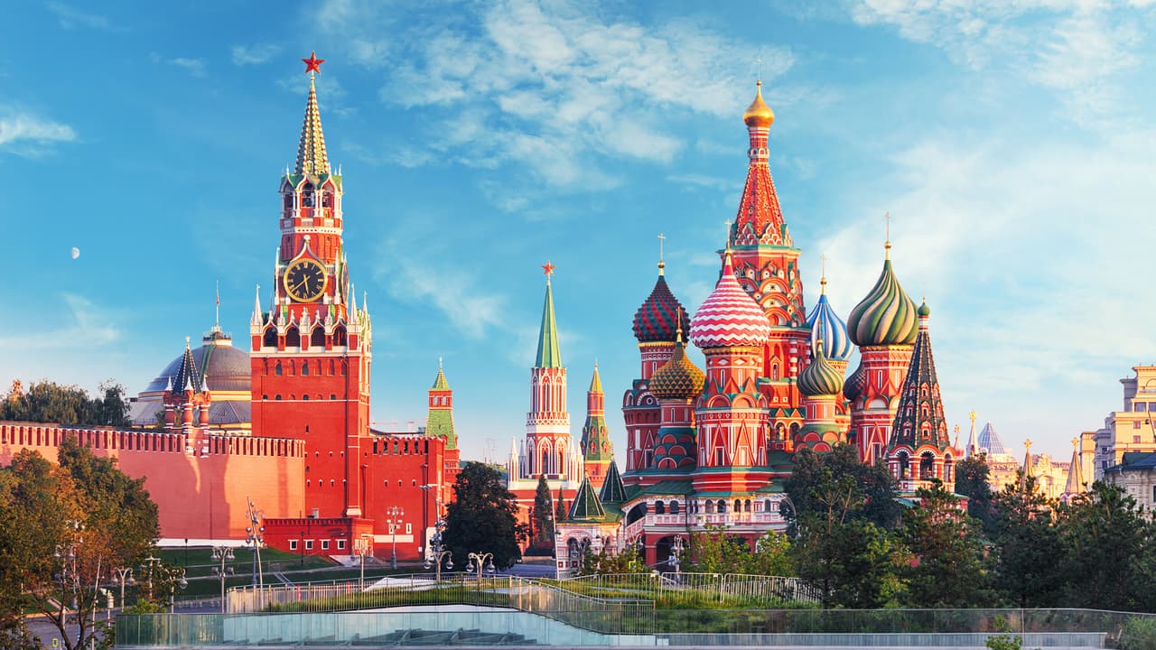<b>Puesto 9. Rusia</b>
<br>
<br>
<b>Sitios declarados Patrimonio de la Humanidad: 30.</b>
<br>
<br>El Kremlin y la plaza roja de Moscú.
<br>
<br>Además de la capital rusa, la lista incluye el centro histórico de San Petersburgo, los petroglifos del lago Onega, el complejo arqueológico de Bolgar, la iglesia de la Ascensión de Kolomestoye, los monumentos históricos de Novgorod y muchos otros.
<br>