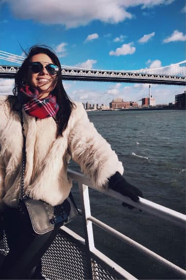 Y cuando viste de manera desenfadada, su belleza sigue resaltando.