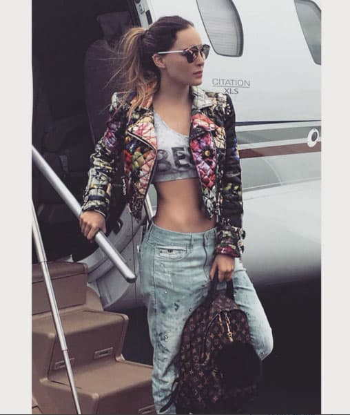 Belinda también presume su esbelta figura.