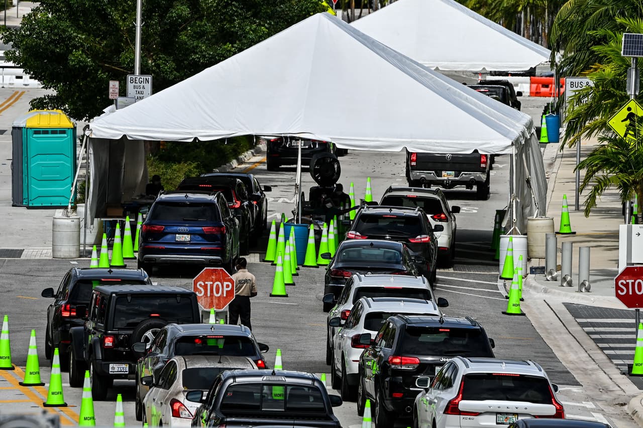 Pero los residentes de Florida no recibirán la vacuna contra el coronavirus al mismo tiempo.