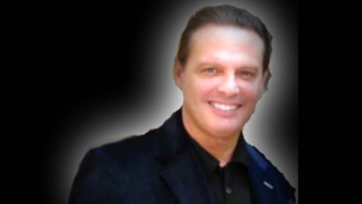 Luis Miguel ha rebajado cerca de 20 libras (9 kilos) como parte de su renovación total.