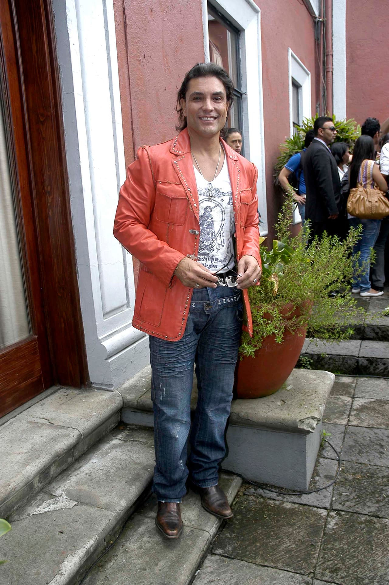 El tema ‘Tú’ fue dedicado a una de sus relaciones más polémicas. Shakira mantuvo una relación con el actor Osvaldo Ríos con quien tenía una diferencia de 17 años de edad.