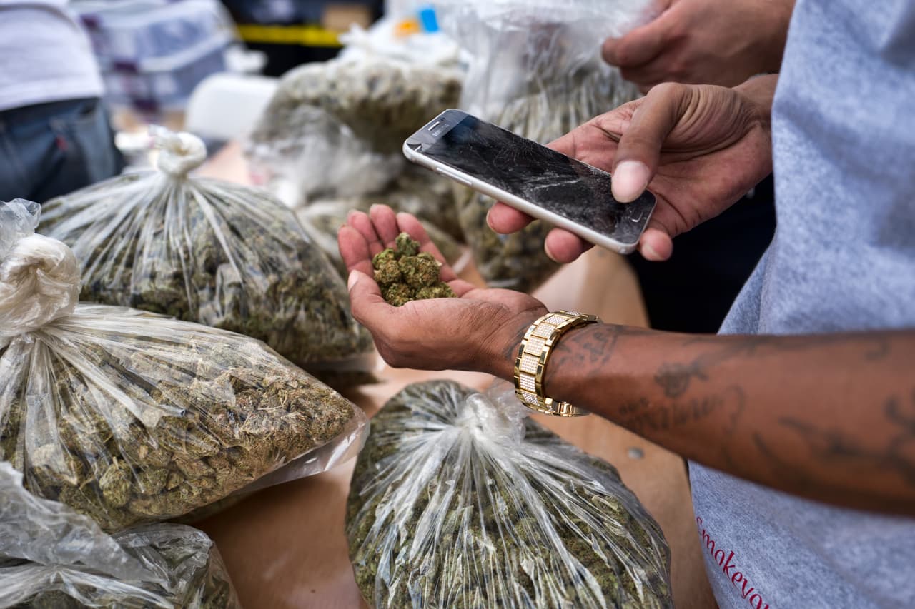 Un policía roba más de $1 millón en marihuana y dinero fingiendo operativo antinarcóticos en Los Ángeles