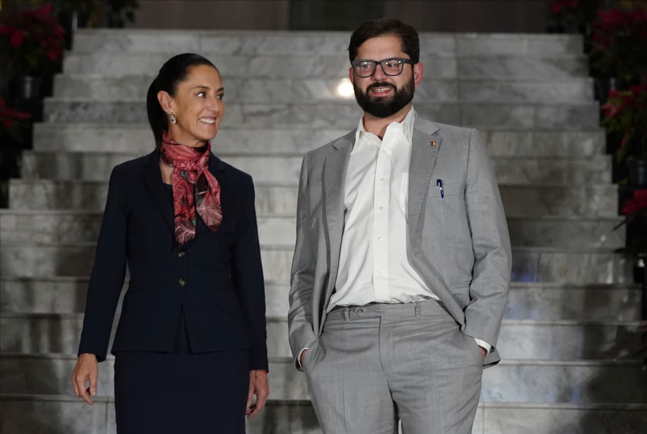 Gabriel Boric, presidente de Chile, fue otro de los mandatarios recibidos por Sheinbaum. A él también lo reconoció como "Ciudadano distinguido", ceremonia para la cual usó un traje sastre azul marino, con una mascada como accesorio.