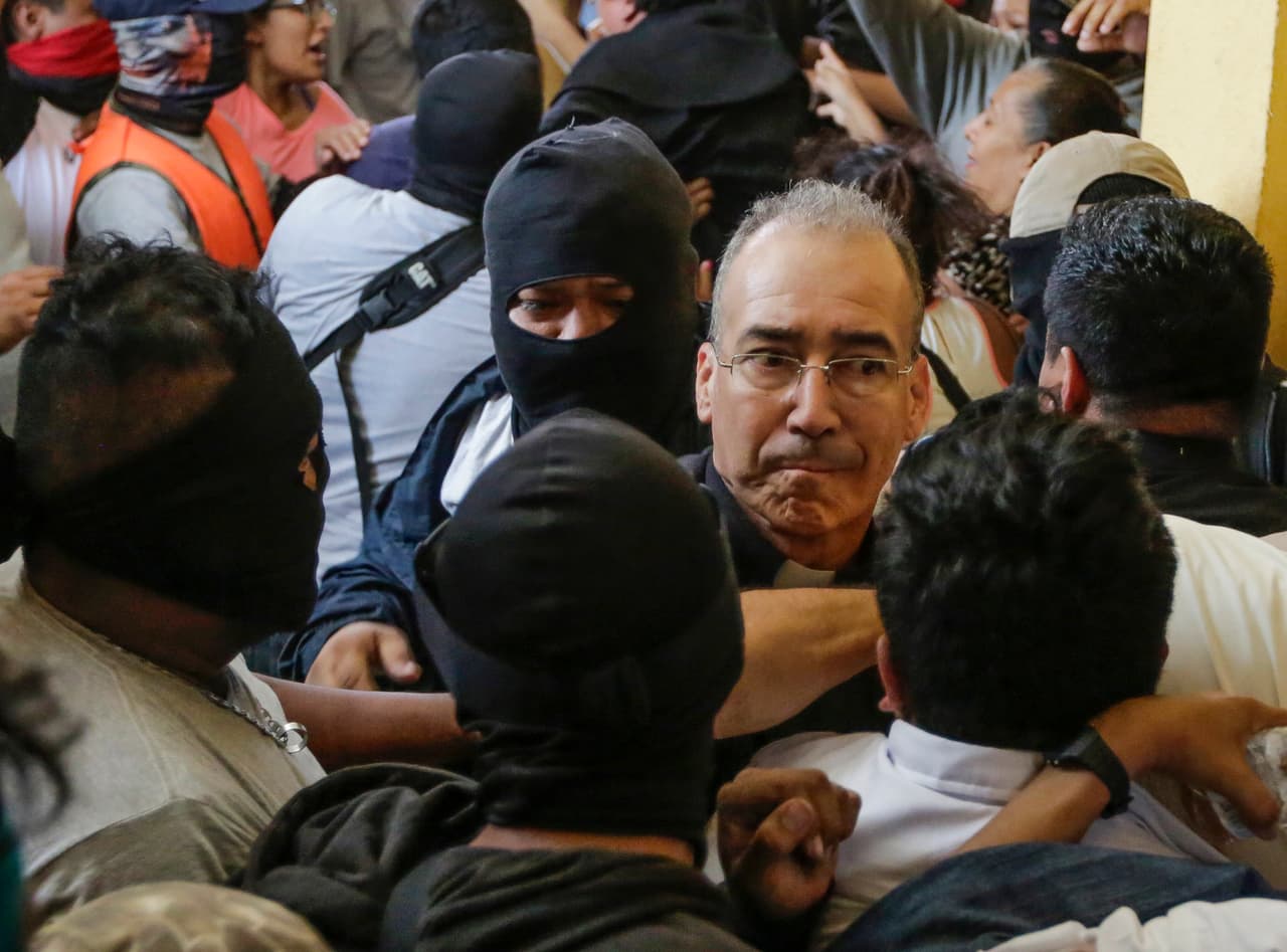 Turbas del gobierno de Ortega arremeten contra la iglesia católica y hieren a un obispo