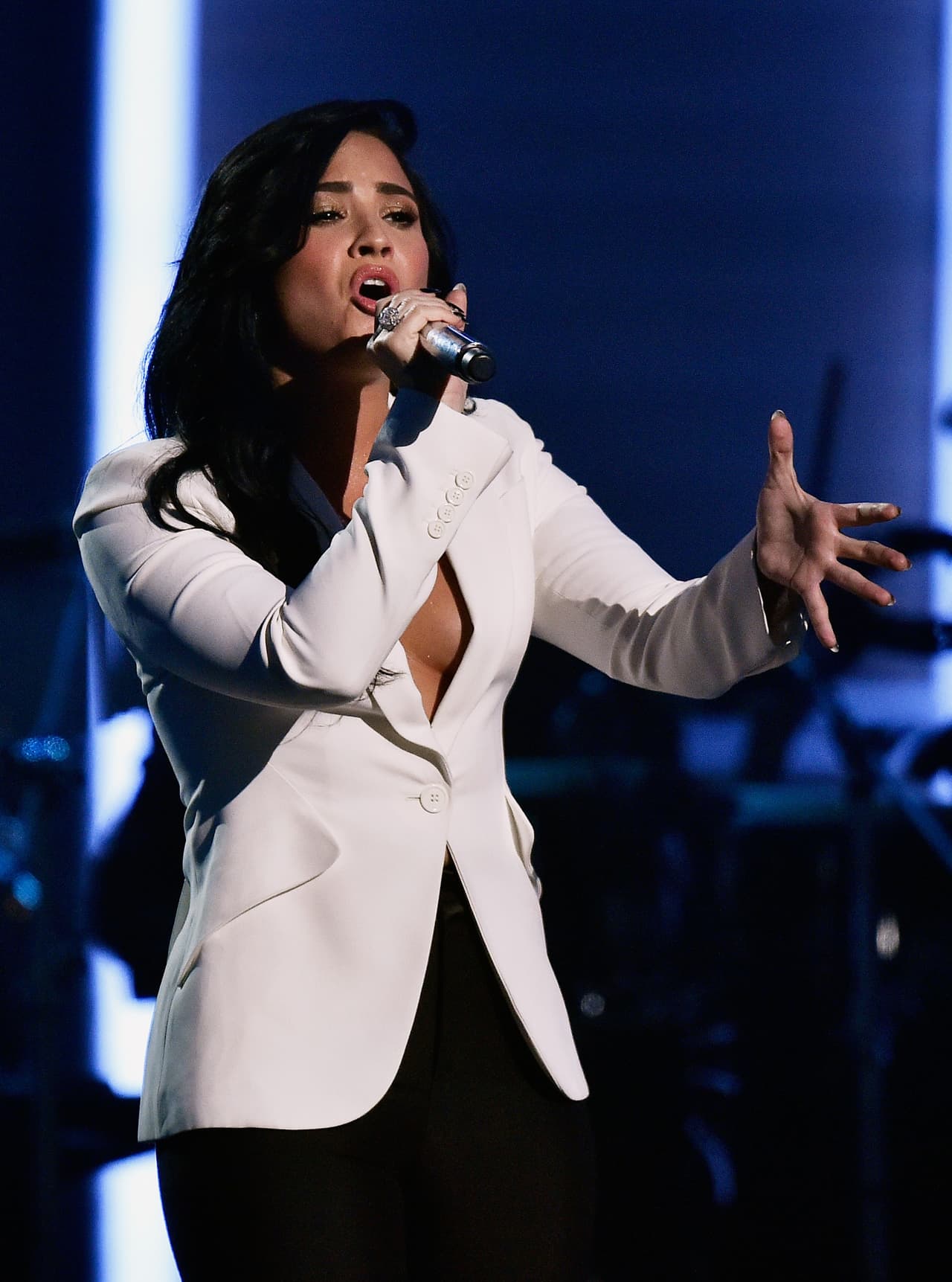 Se sumó la hermosa Demi Lovato con el tema 'Hello'. que es uno de los más representativos del músico.