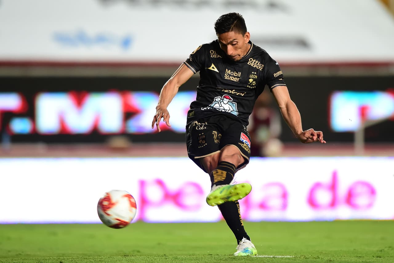 Apenas comenzando la segunda mitad del partido, el árbitro marcó otro penal por falta dentro del área.