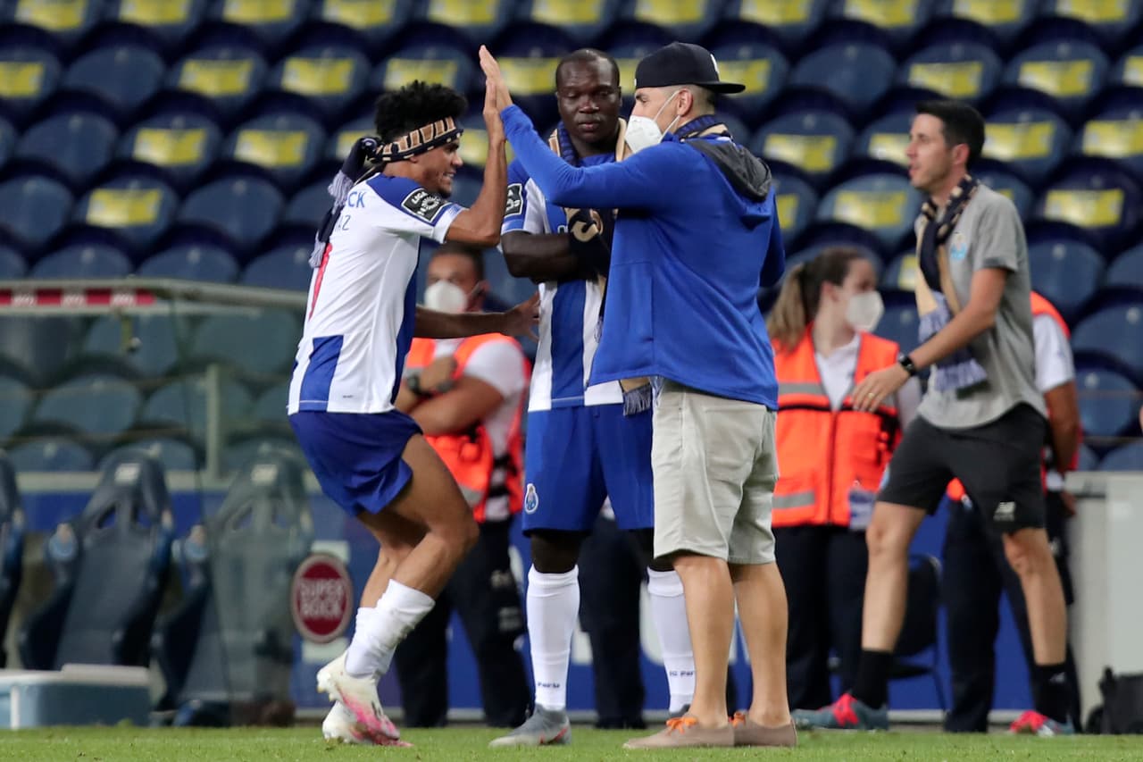 El Tecatito Corona firma su gran temporada al conseguir un nuveo título de la Liga Portuguesa con el Porto.