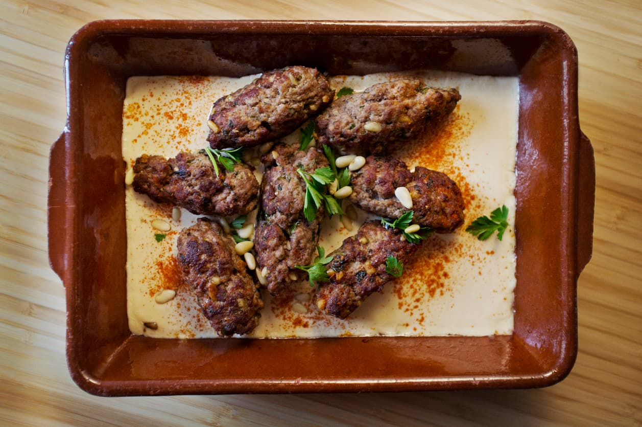 Carne libanesa con hummus + Ensalada de tomate y albahaca | Reto 28