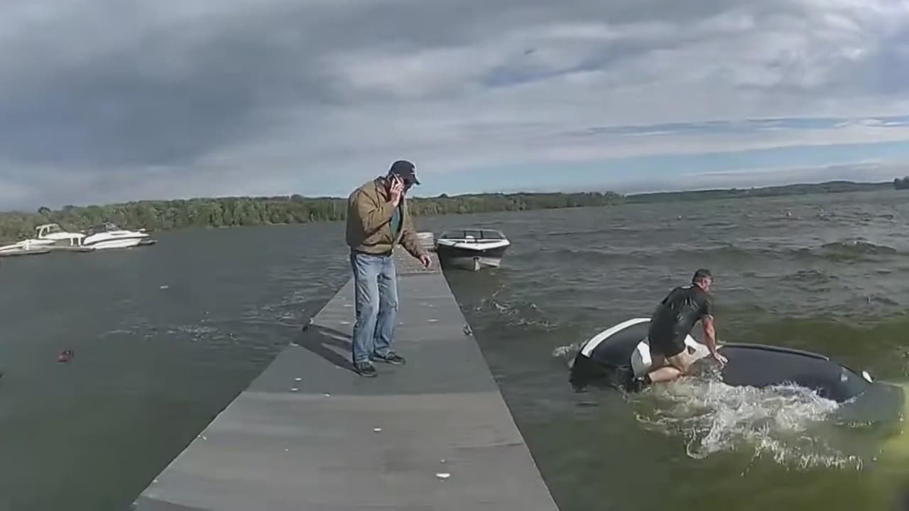 Policía, con la ayuda de un buen samaritano, rescatan a un conductor atrapado dentro de su auto en el Lago Cross, NY