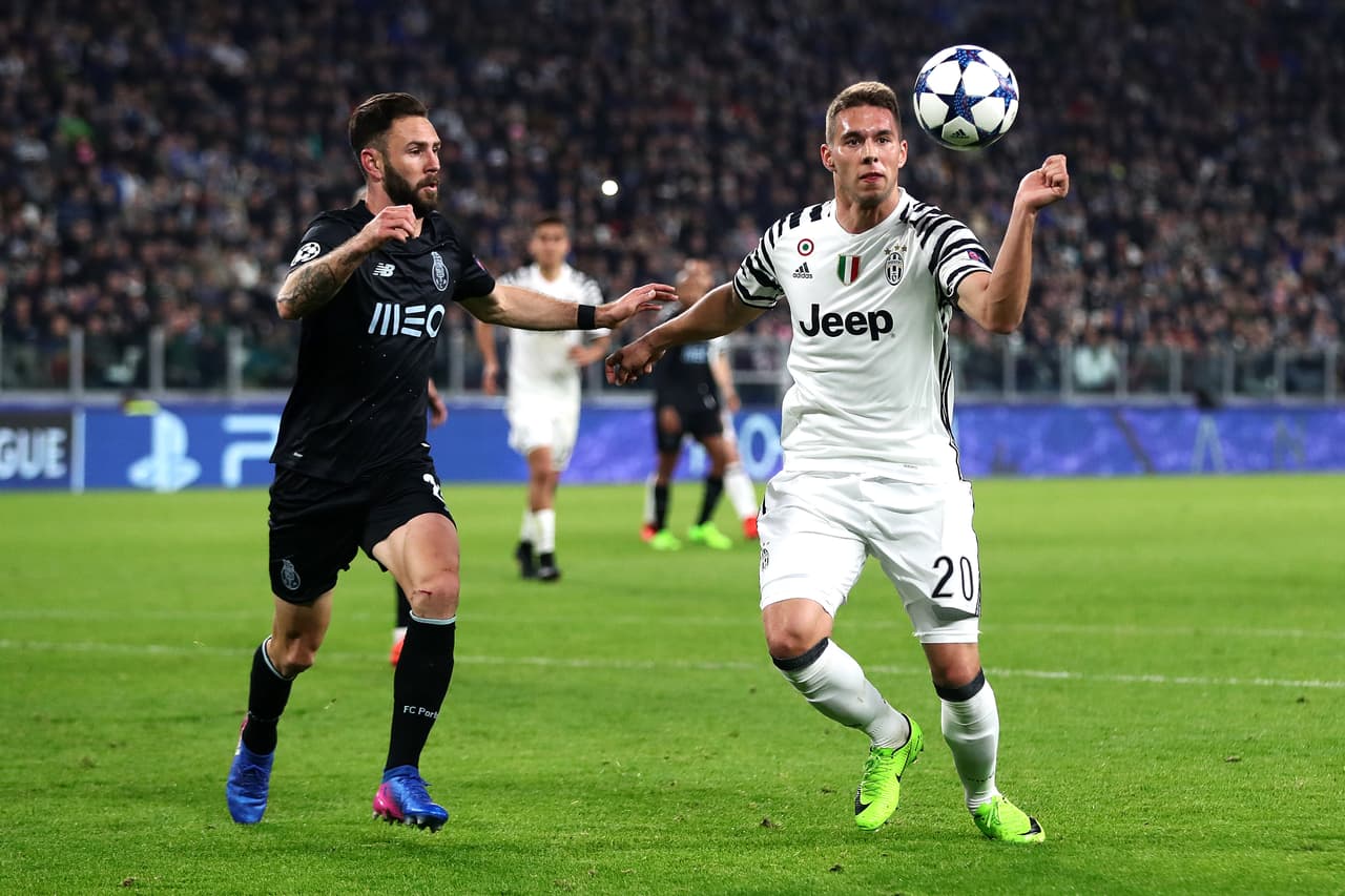 Miguel Layún tiene el reto mñaás grande de los mexicanos en Porto, pues la pasada temporada apenas disputó 16 partidos, cuatro desde el banquillo.