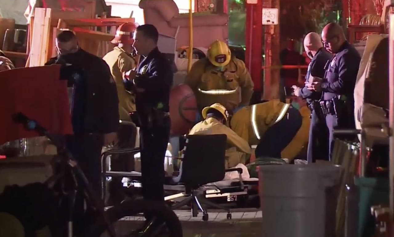 Hombre muere frente a su casa por bala perdida de tiroteo a dos cuadras de distancia