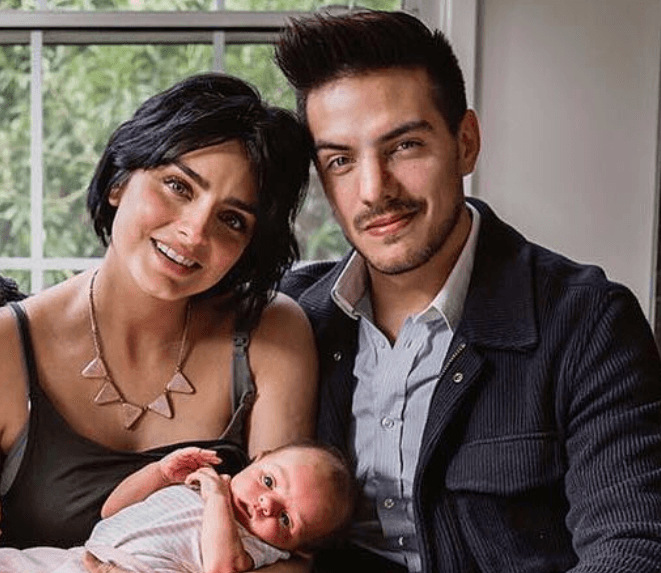 Vadhir Derbez se burla de Aislinn en su etapa de mamá