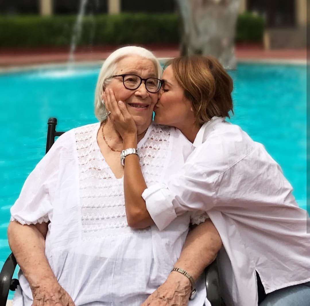 La abuelita de Karla Martínez dejó huella en su corazón luego de que falleció en marzo del año en curso. La conductora originaria de Chihuahua, México, la recordó en redes sociales con esta fotografía donde le entrega un gran beso.
<br>