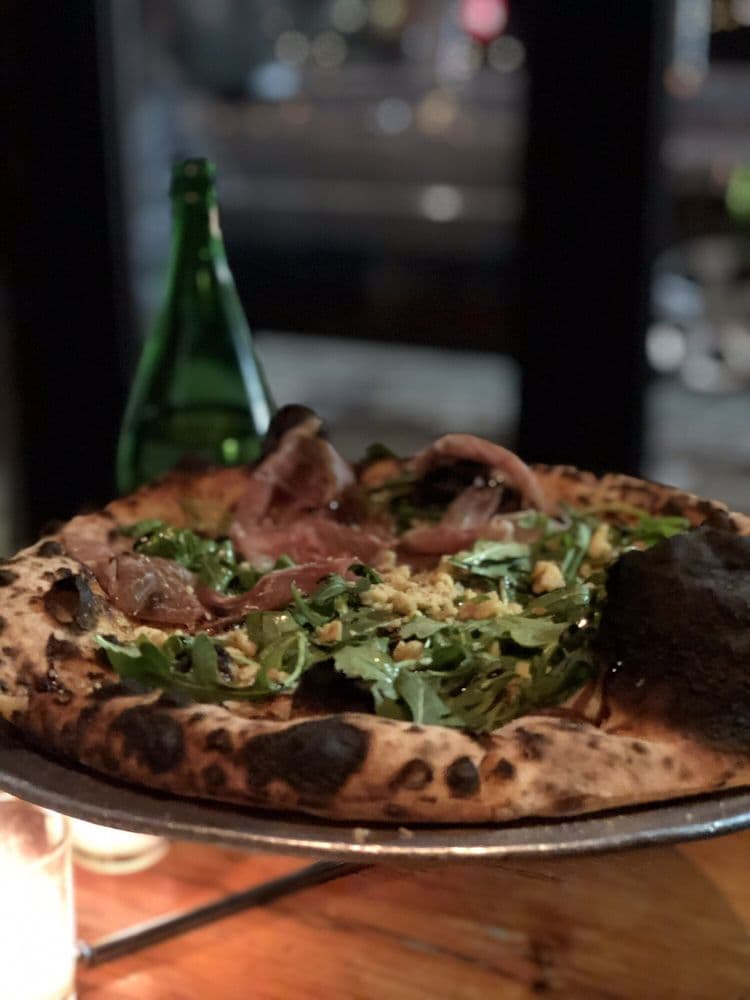 <b>Barbuzzo </b>
<br>Dirección: 110 S 13th St Philadelphia, PA 19107
<br>Teléfono: (215) 546-9300
<br>Sitio web: 
<a href="http://www.barbuzzo.com/">http://www.barbuzzo.com/</a> 
<br>
<b><a href="https://www.yelp.com/map/barbuzzo-philadelphia">Cómo llegar</a></b>
<br>
<br>Restaurante italiano especializado en varios platillos, entre ellos la pizza.