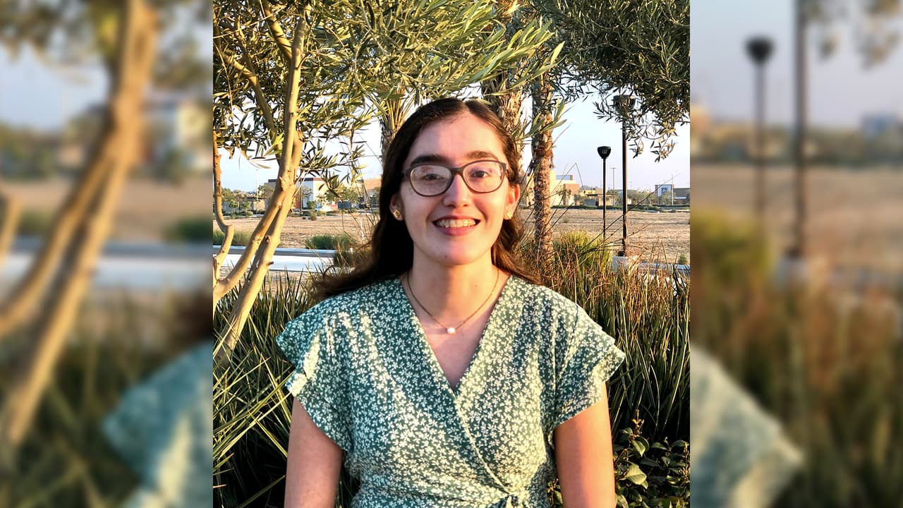 Adriana es hija de padres mexicanos, quienes hace 20 años emigraron a los Estados Unidos. Trabajadores de la tierra y comerciantes, se sienten orgullosos de lo alcanzado por su hija.