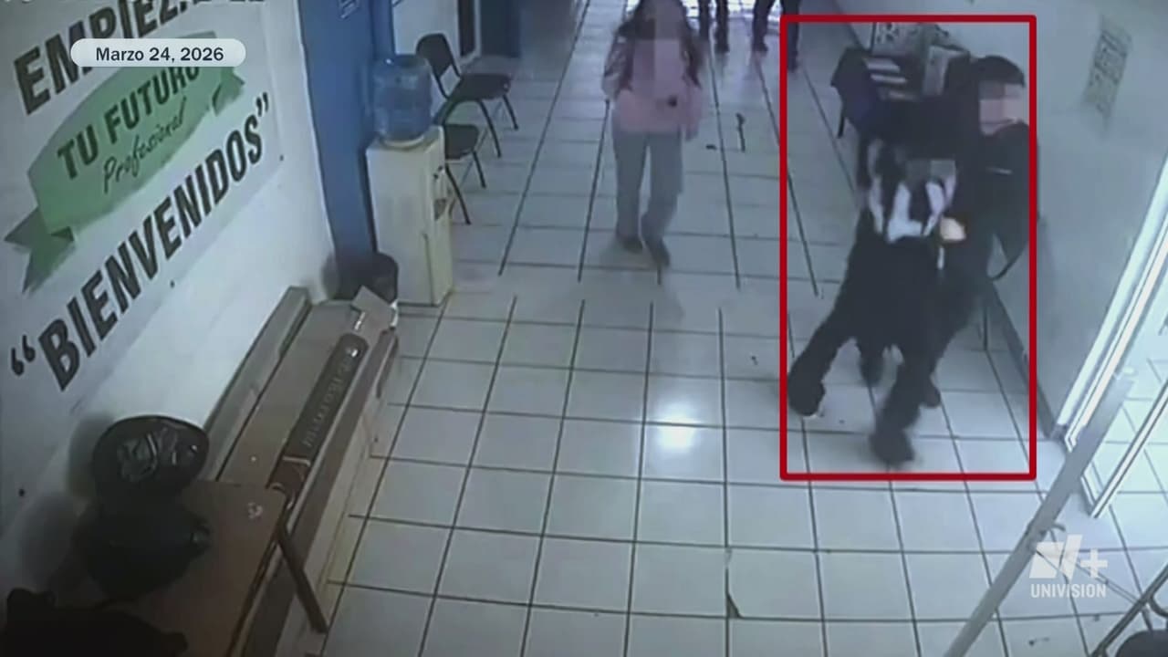 Revelan video del momento en que estudiantes detienen a atacante en escuela de Michoacán