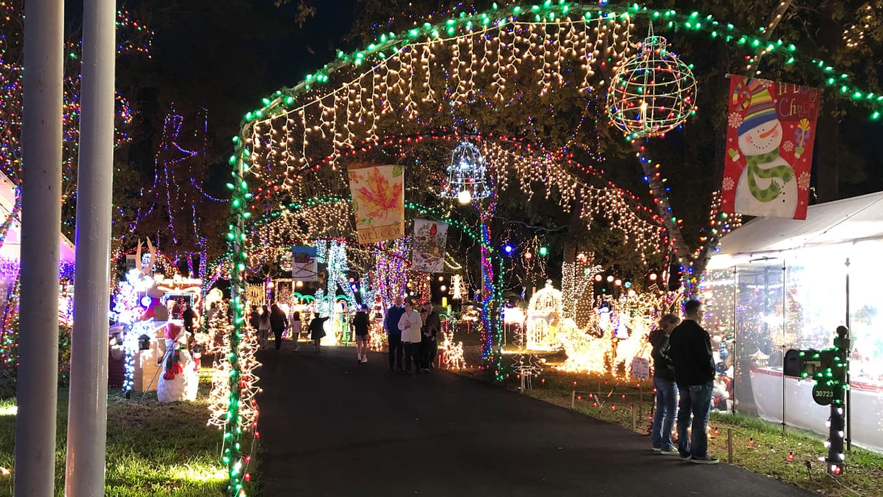 Familias completas se dan cita cada noche en esta casa cuyo jardín ha sido convertido en un espectáculo navideño.
